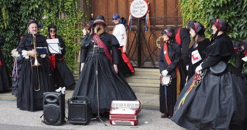 The Steampunks Sallys in action